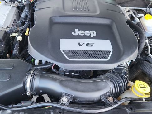 Used 2017 Jeep Wrangler Unlimited Sahara w/ Connectivity Group image 16