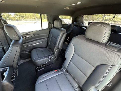 Used 2025 Chevrolet Traverse LT image 20