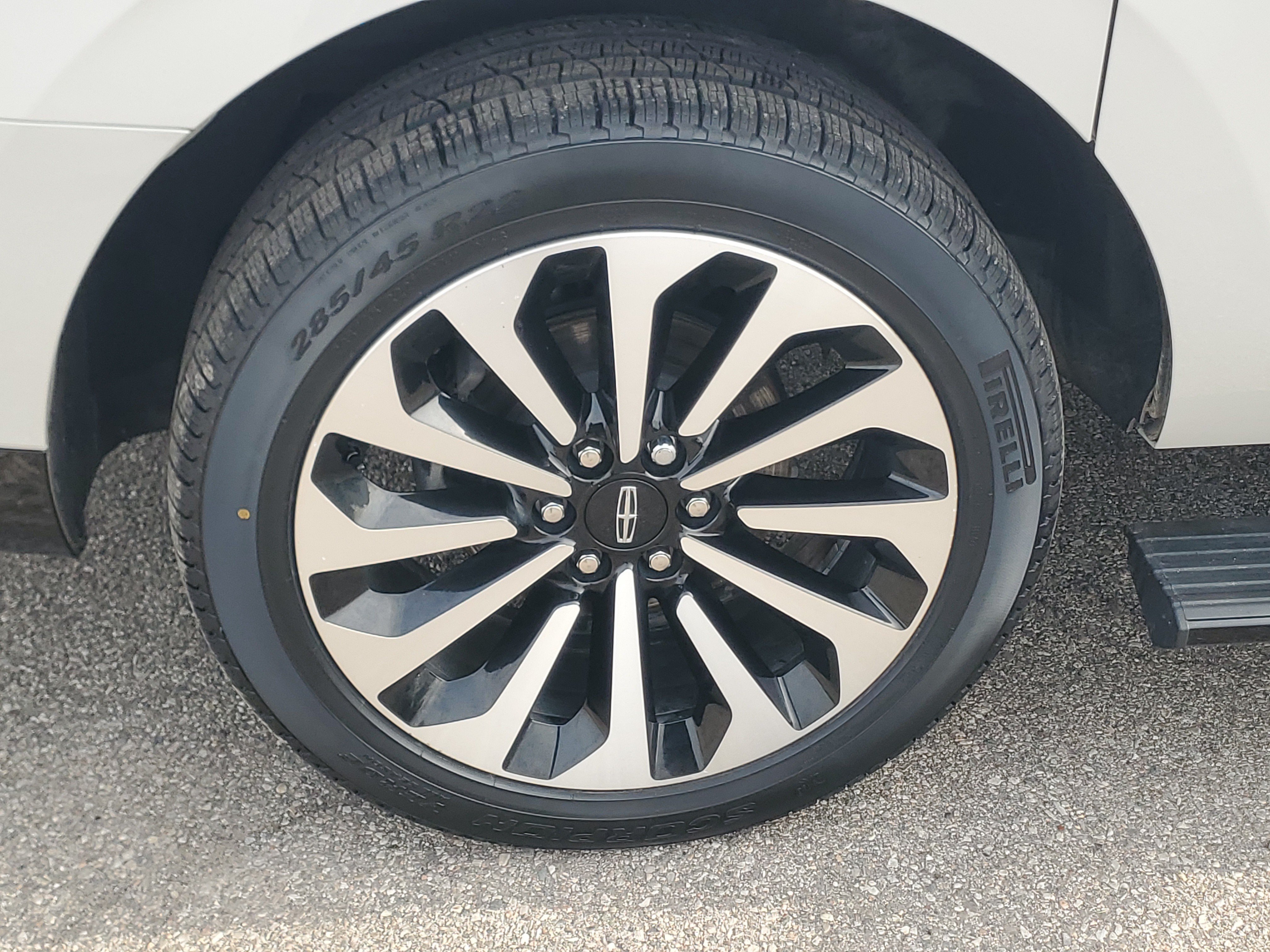 Used 2023 Lincoln Navigator L Reserve AWD/4WD image 7