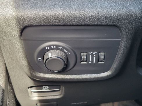 Used 2024 Jeep Grand Cherokee L Altitude image 12