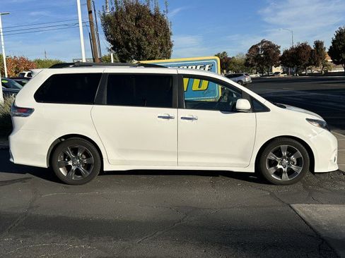 Used 2015 Toyota Sienna SE image 2