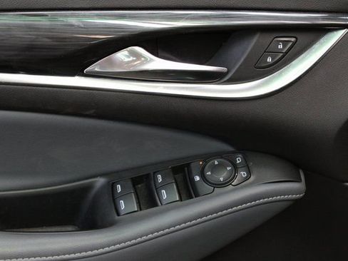 Used 2021 Buick Enclave Essence image 13