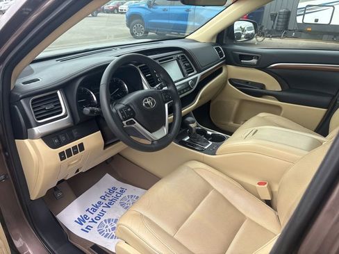 Used 2017 Toyota Highlander Limited AWD/4WD image 27
