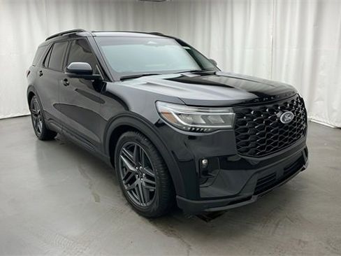 Used 2025 Ford Explorer ST image 2