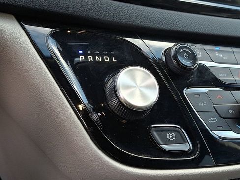 Used 2023 Chrysler Pacifica Touring-L image 12