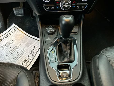 Used 2019 Jeep Cherokee Limited AWD/4WD image 19