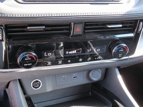 Used 2022 Nissan Rogue SV image 18