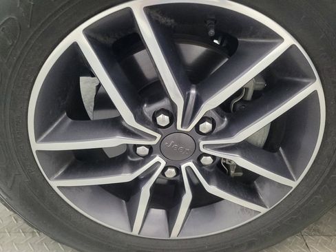 Used 2019 Jeep Grand Cherokee Laredo w/ Laredo X Package image 31