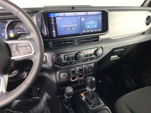 Used 2025 Jeep Wrangler Unlimited Sahara AWD/4WD image 28