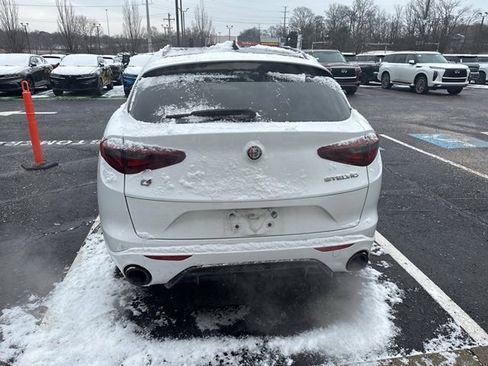 Used 2023 Alfa Romeo Stelvio Veloce image 4