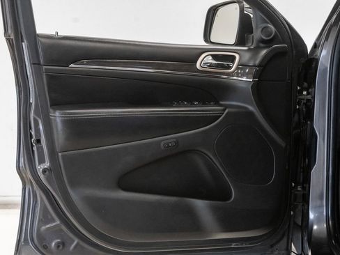 Used 2017 Jeep Grand Cherokee Overland w/ Jeep Active Safety Group image 8