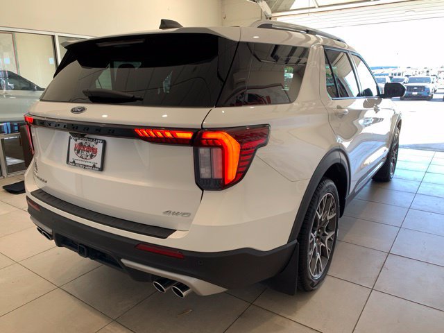 Used 2025 Ford Explorer Platinum w/ Ultimate Package AWD/4WD image 9