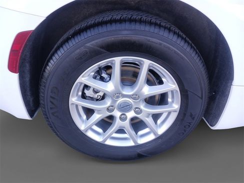 Used 2024 Chrysler Pacifica Touring-L image 10