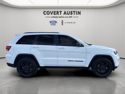 Used 2019 Jeep Grand Cherokee Laredo AWD/4WD image 6