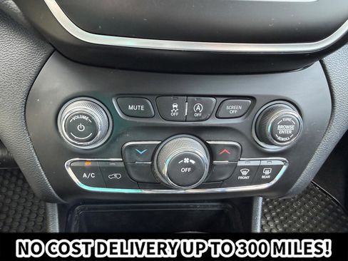 Used 2020 Jeep Cherokee Latitude Plus w/ Cold Weather Group AWD/4WD image 26