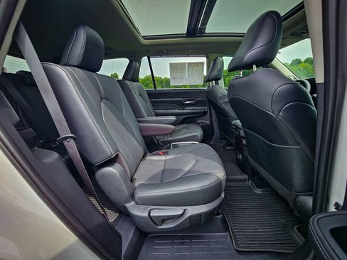 Used 2025 Toyota Grand Highlander AWD image 41