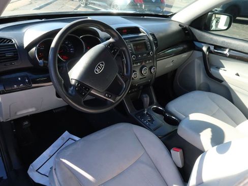 Used 2013 Kia Sorento LX w/ Convenience Pkg image 5