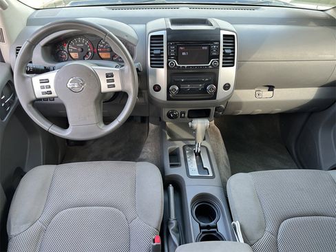 Used 2015 Nissan Frontier SV image 10