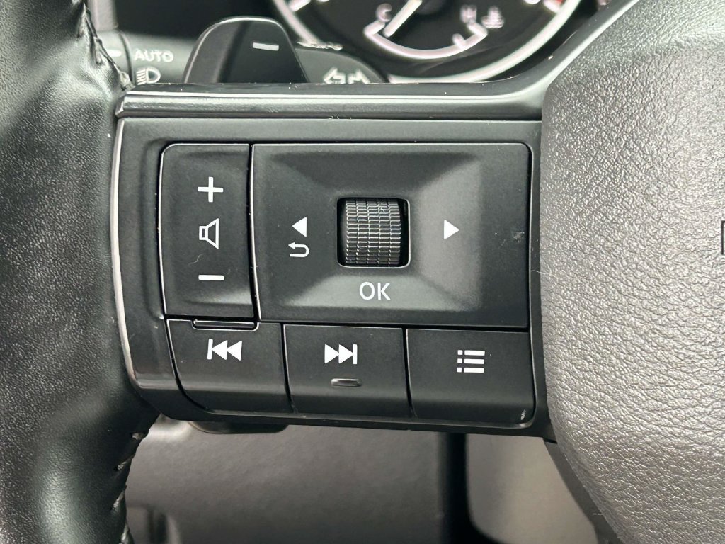 Used 2025 Nissan Rogue SV FWD image 19