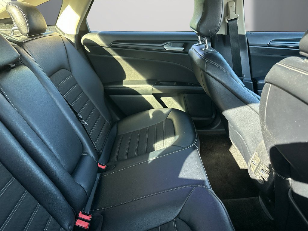 Used 2018 Ford Fusion SE w/ Equipment Group 201A FWD image 5