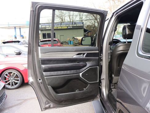 Used 2024 Jeep Wagoneer Series III image 32