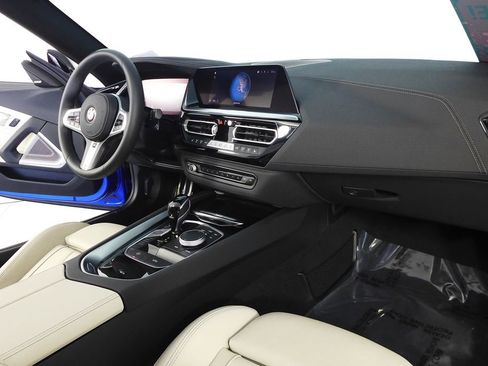 Used 2025 BMW Z4 M40i w/ Premium Package image 17