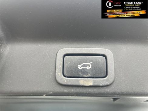 Used 2018 Jaguar F-PACE Premium image 16