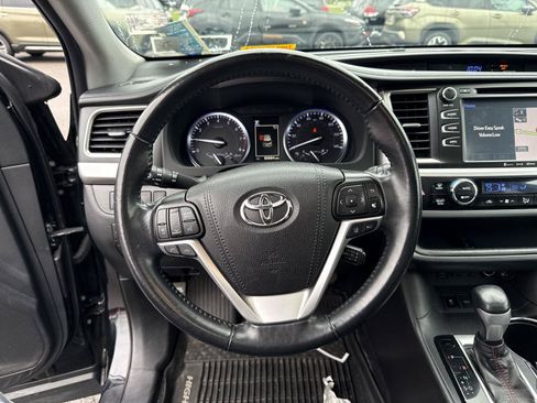 Used 2019 Toyota Highlander SE AWD/4WD image 10