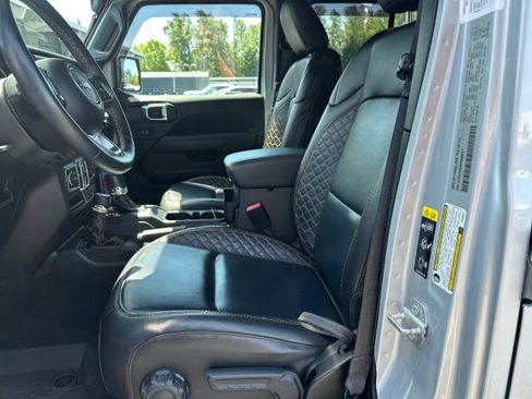 Used 2023 Jeep Wrangler Unlimited Sahara AWD/4WD image 9