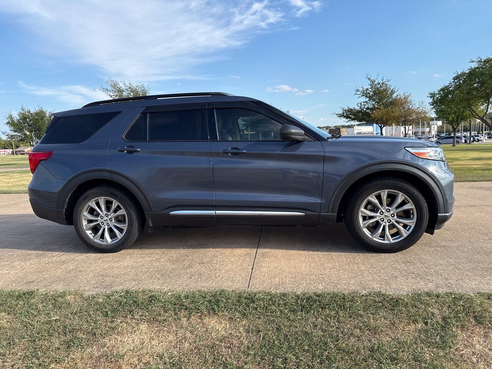 Used 2021 Ford Explorer XLT w/ Equipment Group 202A RWD image 5