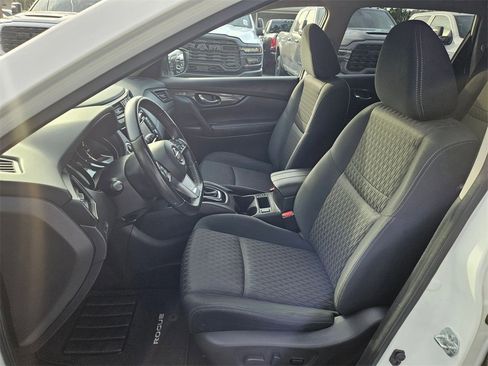 Used 2017 Nissan Rogue SV w/ Sun & Sound Touring Package image 12