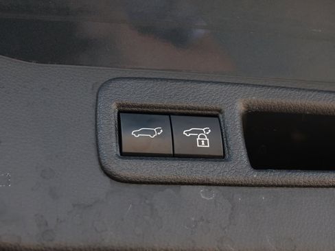 Used 2024 Toyota Venza LE image 32