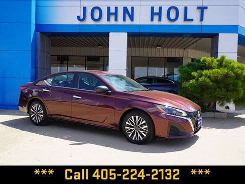 Used 2025 Nissan Altima 2.5 SV FWD image 2