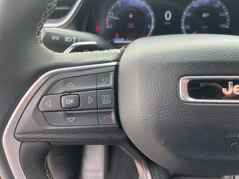 Used 2025 Jeep Grand Cherokee Altitude AWD/4WD image 19