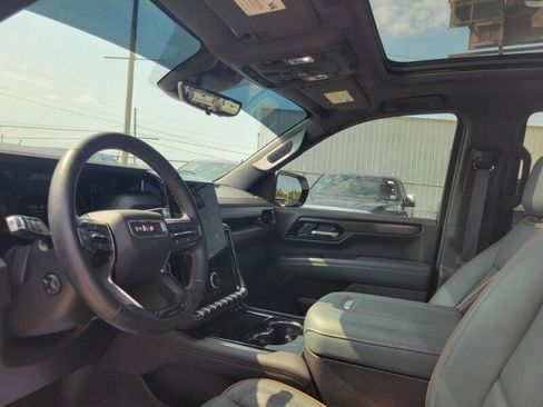 Used 2025 GMC Yukon AT4 w/ AT4 Premium Package AWD/4WD image 11