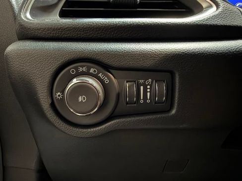 Used 2025 Chrysler Pacifica Limited AWD/4WD image 42