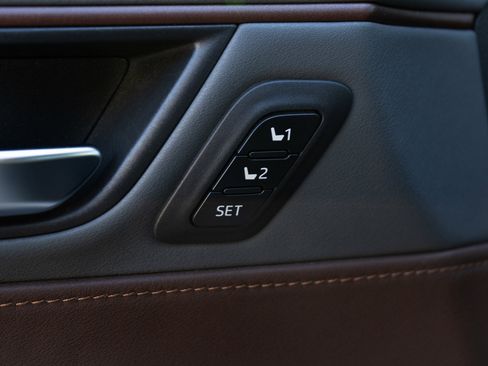 Used 2021 Toyota Venza Limited image 37