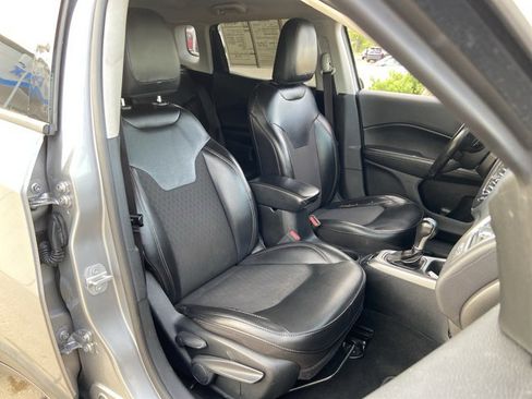 Used 2019 Jeep Compass Latitude FWD image 7