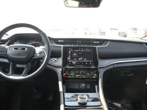 New 2025 Jeep Grand Cherokee Altitude image 16