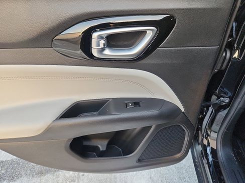 Used 2025 Jeep Compass Limited image 27