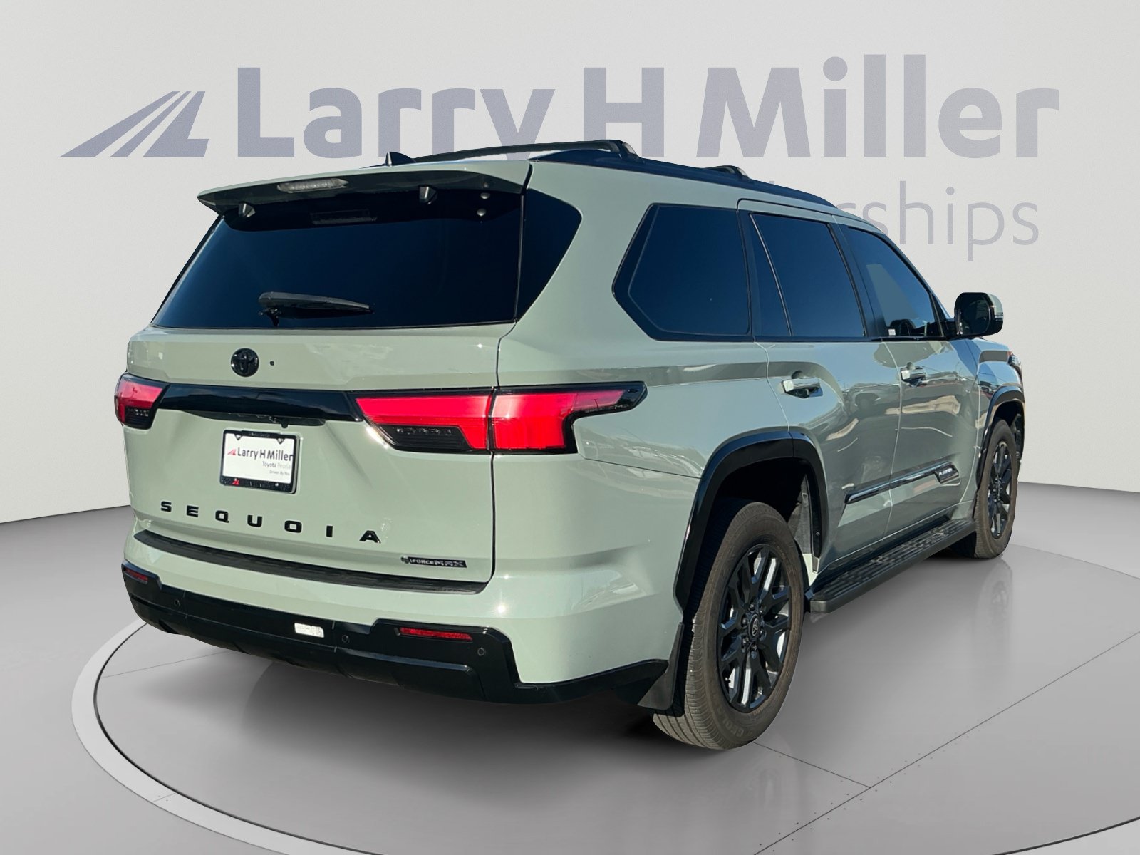 Used 2025 Toyota Sequoia Platinum AWD/4WD image 5