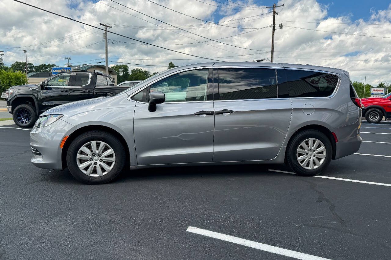 Used 2020 Chrysler Voyager L FWD image 7
