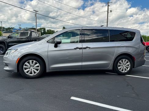 Used 2020 Chrysler Voyager L FWD image 7