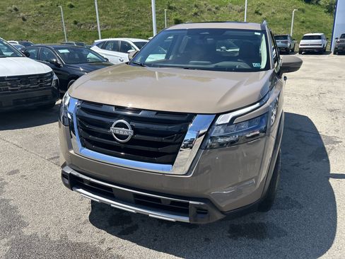 Used 2025 Nissan Pathfinder Platinum AWD/4WD image 13