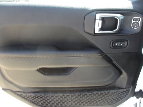 Used 2025 Jeep Wrangler Unlimited Sahara AWD/4WD image 31