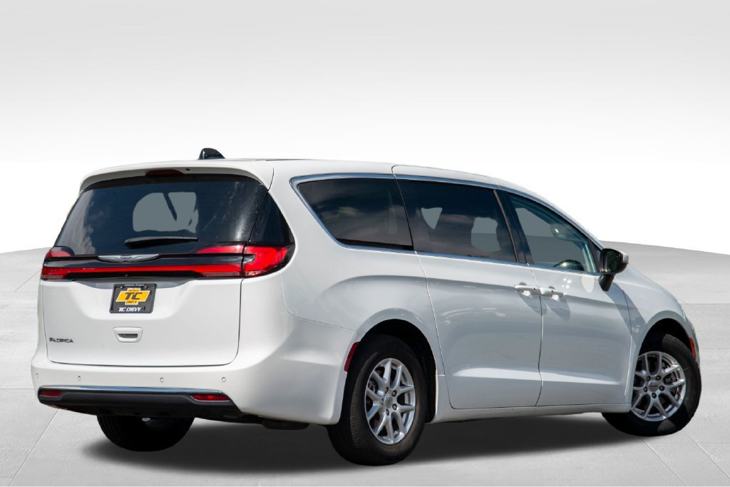 Used 2023 Chrysler Pacifica Touring-L FWD image 8