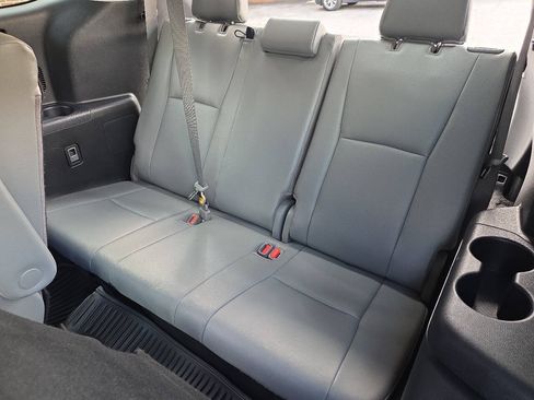 Used 2021 Toyota Highlander XLE FWD image 19