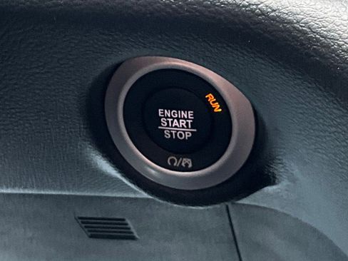 Used 2025 Chrysler Pacifica Select FWD image 26