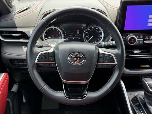 Used 2023 Toyota Highlander XSE FWD image 12