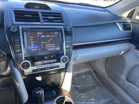 Used 2014 Toyota Camry L image 13